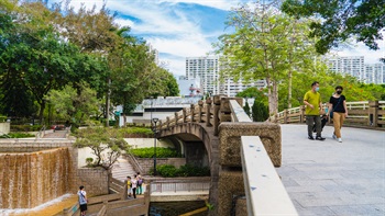 Footbridges at different levels provide unique experiences for appreciating the water cascade. The bridge at the lower level provides an immersive environment where visitors can sense the smell and motion of the moving water, whilst the bridge on the upper level provides a view overlooking the entire water feature.